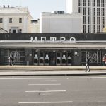 Entrance to a Moscow Metro station with pedestrians passing by on a sunny day. – Metro 2039 Xbox First